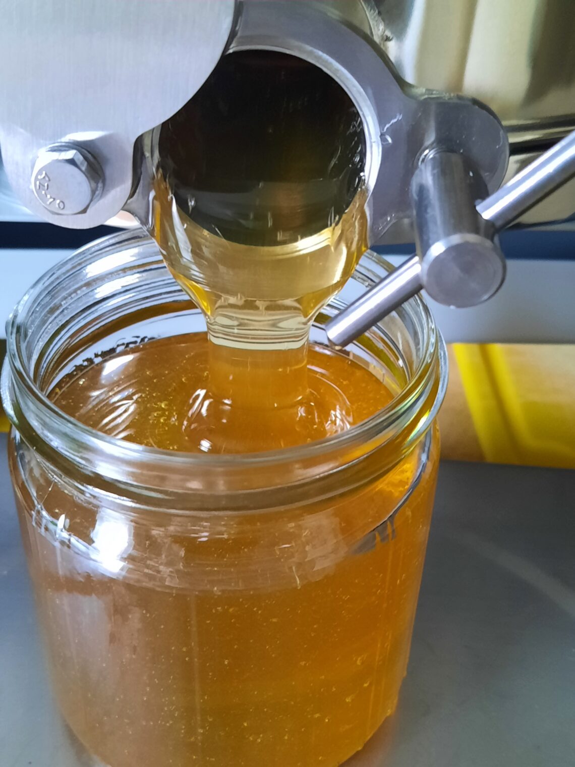 Der Honig fließt ins Glas