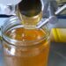 Der Honig fließt ins Glas
